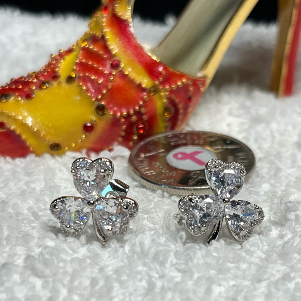 🍀 beautiful three leafed clover/trefoil -clover earrings -lucky charm